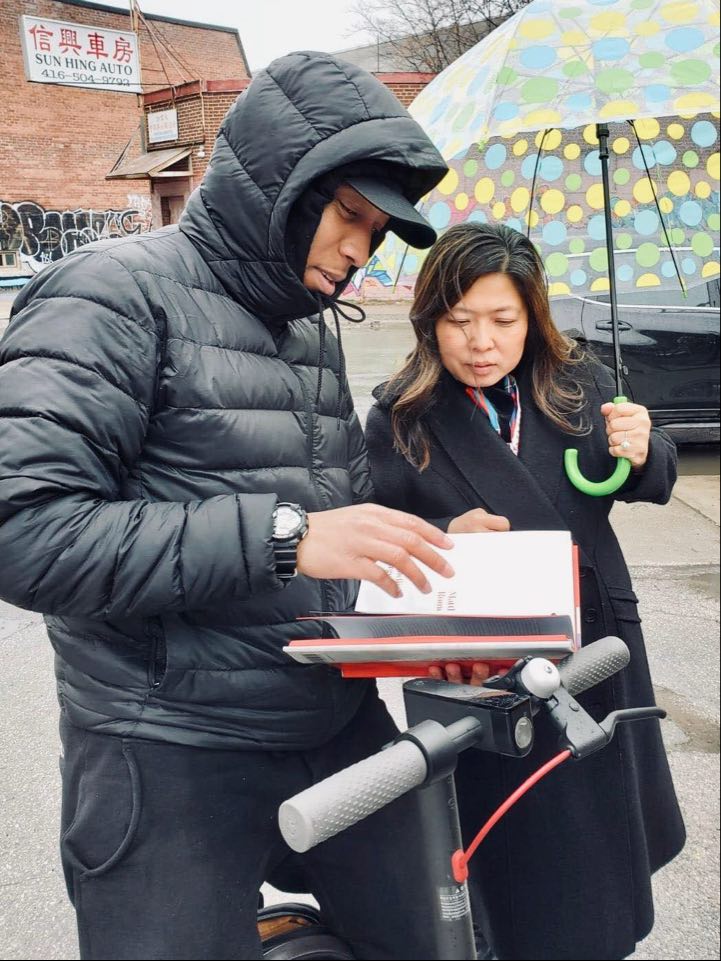 mary_ng's tweet photo. Love it when entrepreneurs are so driven, they pitch their business ideas on the streets! Nice meeting you, @itsmatthewromeo. https://t.co/o07CDcxbFs