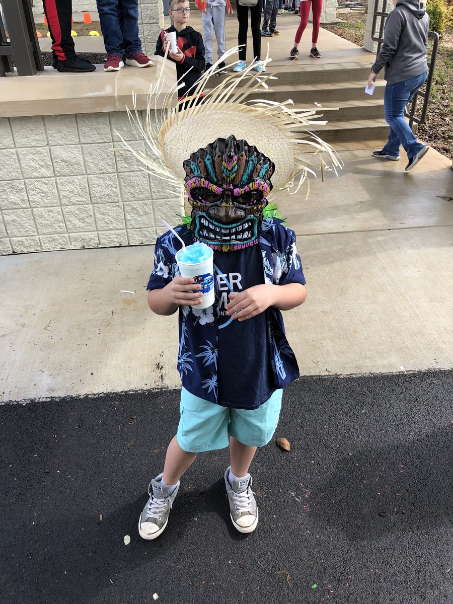 Got to donate a few books and treat the kids to some shaved Ice today at New Market Elementary! 

And isn’t that mask awesome? 😎