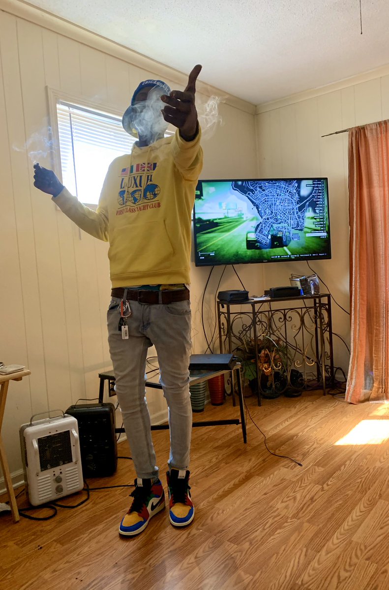 Big backwoods, exotic smoke ... I don’t smoke wit a lot of folk #BTE 🏴