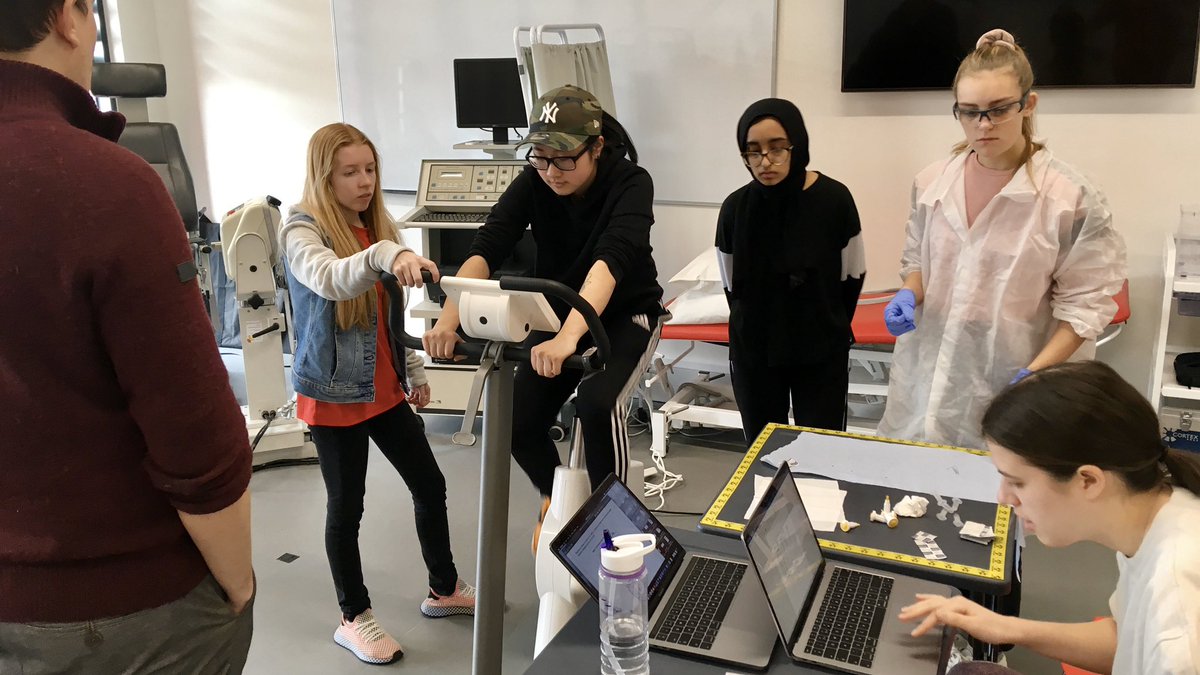 LU_SportsExSci's tweet photo. Today Year 1 @LU_SportsExSci have been getting lots of hands on experience in the Human Performance Lab, running lactate threshold tests with @cgaffneyphd in Introduction to Nutrition. #PerformancePerfected https://t.co/JJu1H36y9M