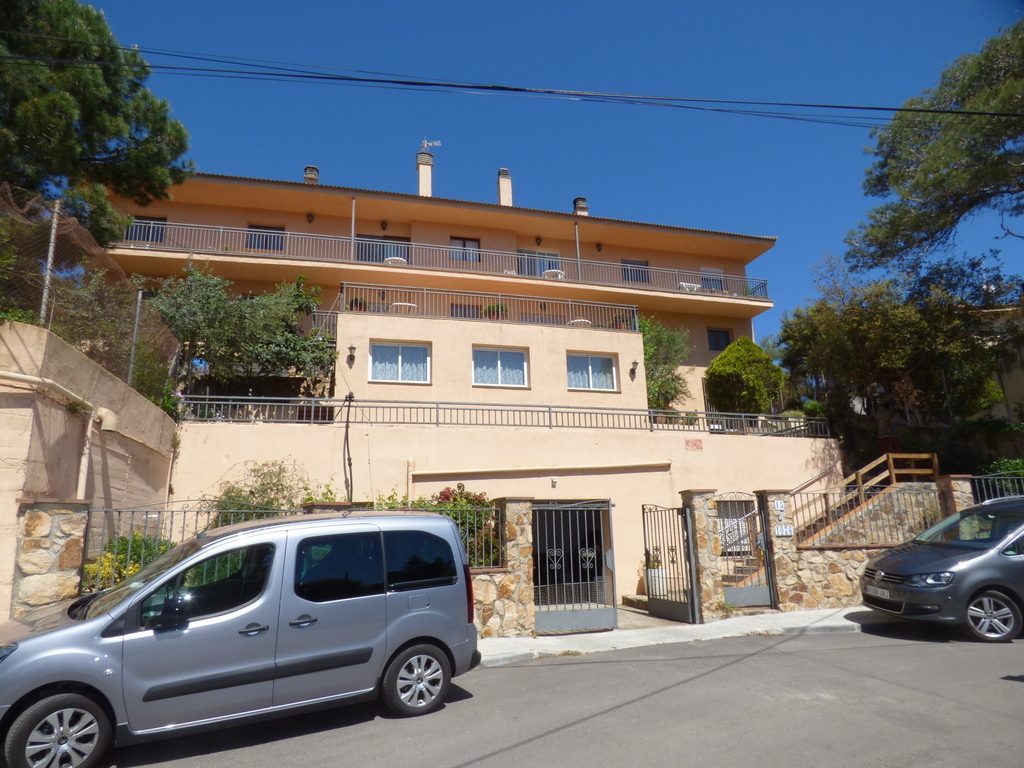 FinquesQuim's tweet image. ¿Quien quiere una finca para ir con amigos y familia? Esta finca tiene 4 viviendas separadas y una zona común para fiestas y celebraciones. ¡Venid a verla os encantara!
Mas información aquí 👉  qoo.ly/34puwd