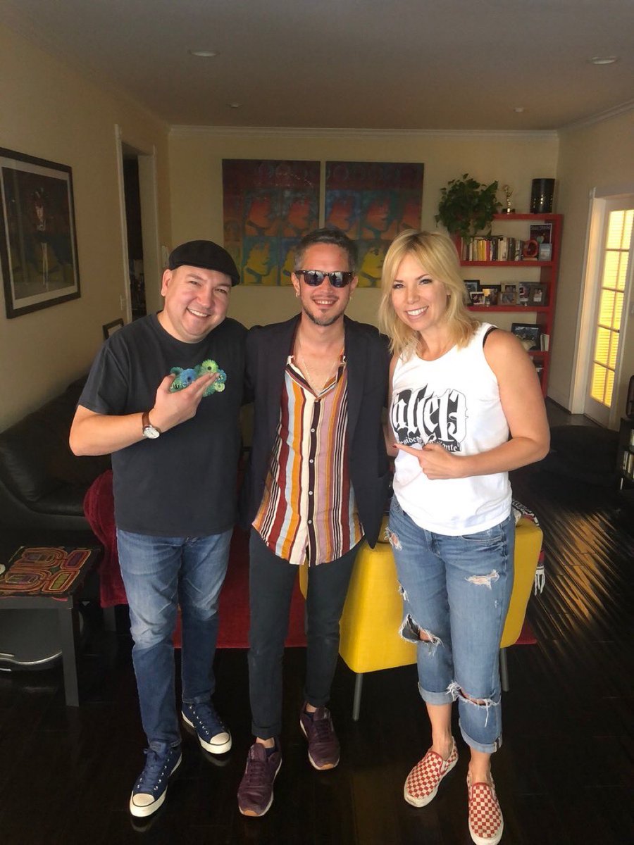 Some #SuperTuesday listening for you! Latest episode of #PiliRaulandLaMusica with the Dominican singer/songwriter @VicenteGarciaG is such a great convo. 
“¡Yo simplemente quiero hacer música!” #vicentegarcia #pilimontilla #djraulcampos apple.co/38nvLdw