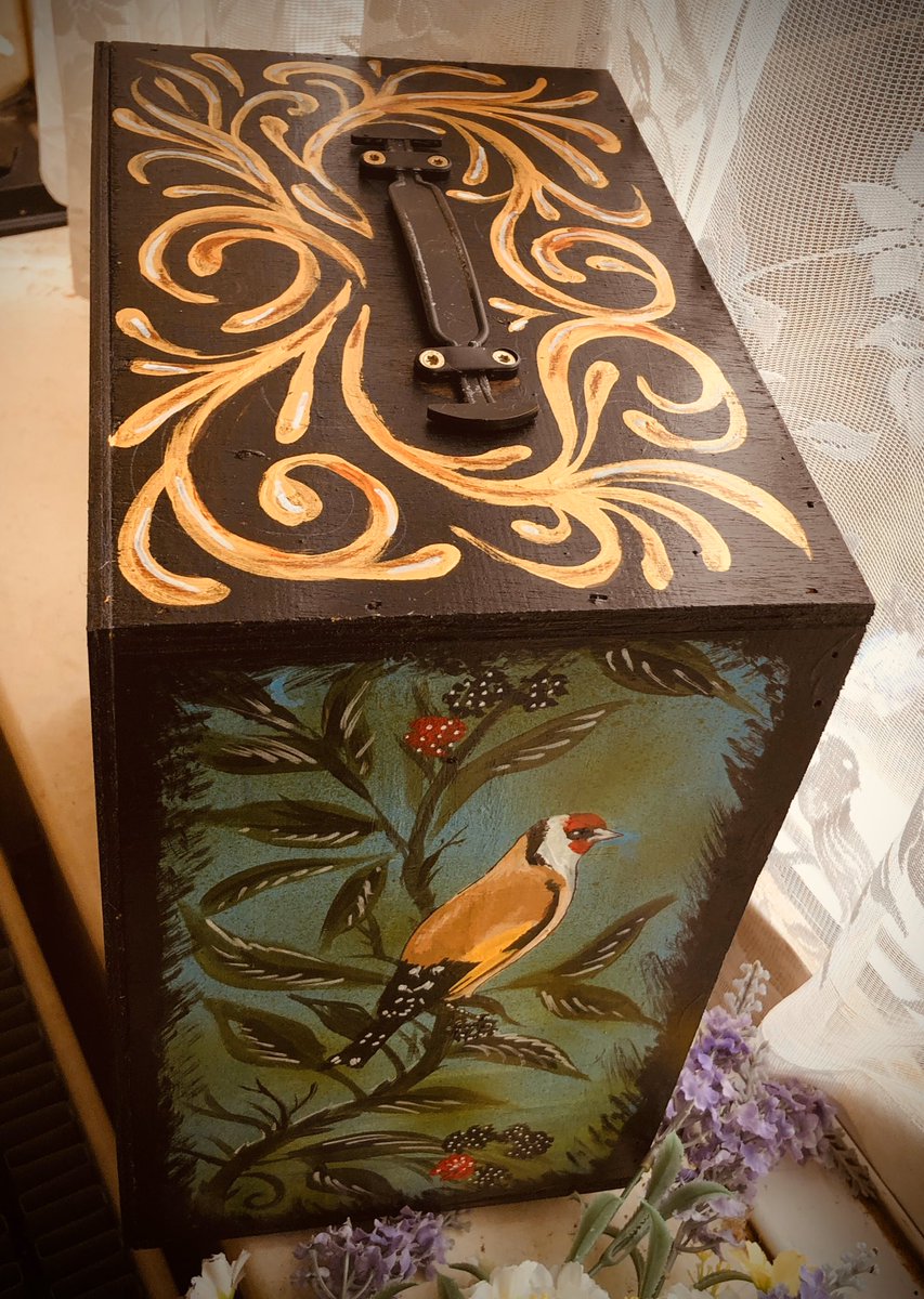 Just a few more pieces Iv painted and sent out this weekend #gypsyking #goldfinches #romany #gypsywagons #gypsysigns #applebyhorsefair