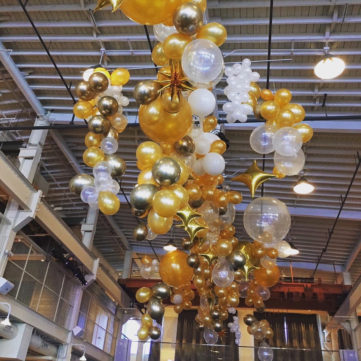 ✨A Roaring ‘20’s themed corporate event✨
Rentals: Linen Effects
Venue: #MachineShop
Balloons and Flowers: #BotanyCreativeWorks