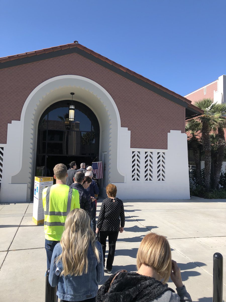 joeXkazzy's tweet photo. Show us what democracy looks like, this is what democracy looks like! #LAVotes #glendale #hyevotes #SuperTuesday @ANCA_WR https://t.co/Ts08WGKKi7