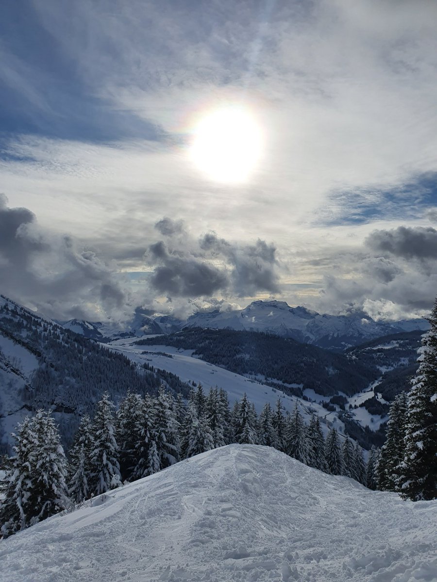 SkyRun74's tweet image. Encore une belle journée...🙏❄😎🤟

#PowPow #PowderAlert 
#MagnifiqueFrance #FreerideSki
