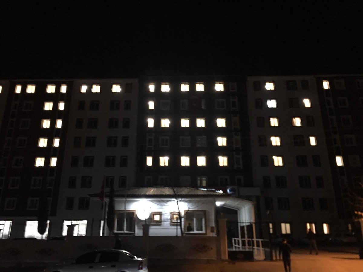 "Senin kanınla yoğruldu bu kutsal topraklar,
 Senin kanınla yeşerdi nefes aldığımız bu ağaçlar.
 Gözün arkada kalmasın, ey şehidim!" 

Ülke geneli ve KKTC yurtlarında ışıklar, aziz şehitlerimiz ve kahraman Mehmetçiğimize destek için yandı. 🇹🇷

#KYKMehmetçiğinYanında