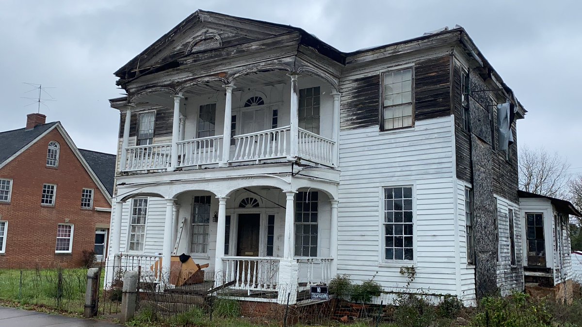 preservationsc's tweet photo. This grand old lady is looking a little right now, but PreserveSC is about to make her come back to life thanks to 1772 Foundation!  #thisplacematters #1772foundationrocks https://t.co/ENqlJxxvb5