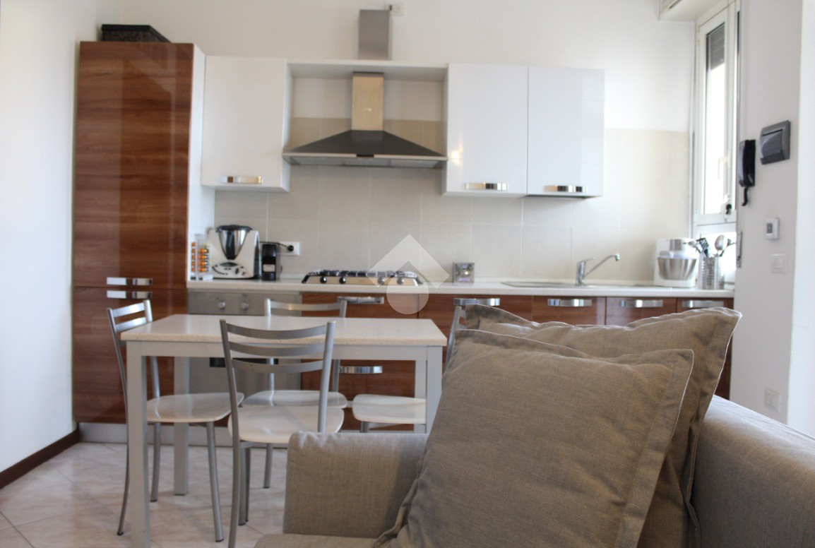 TecnocasaLisson's tweet photo. Una casa a portata di mano: dove tutto è raggiungibile a piedi. Posa la macchina nel posto auto coperto, che questo bilocale offre. Cucina a vista, camera matrimoniale e bagno finestrato attrezzato di doccia. Contattaci per vederlo di persona, intanto 👉 https://t.co/XIZzbHZGTQ https://t.co/4ltm7QjhgD