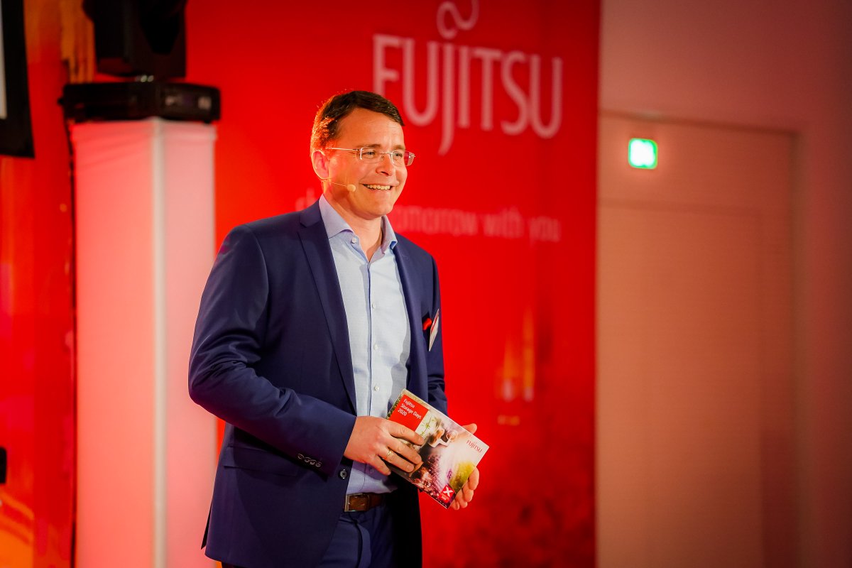 Fujitsu_DE's tweet photo. Bei allen 7 Stationen der #StorageDaysX leitete er mit viel Fachwissen zum jeweils nächsten Punkt auf der Agenda über - wir danken @TlustiAlexander herzlich für die tolle Moderation! 👏 
#StorageDays #Roadshow #Wien #Storage https://t.co/fLHMPUCgDv