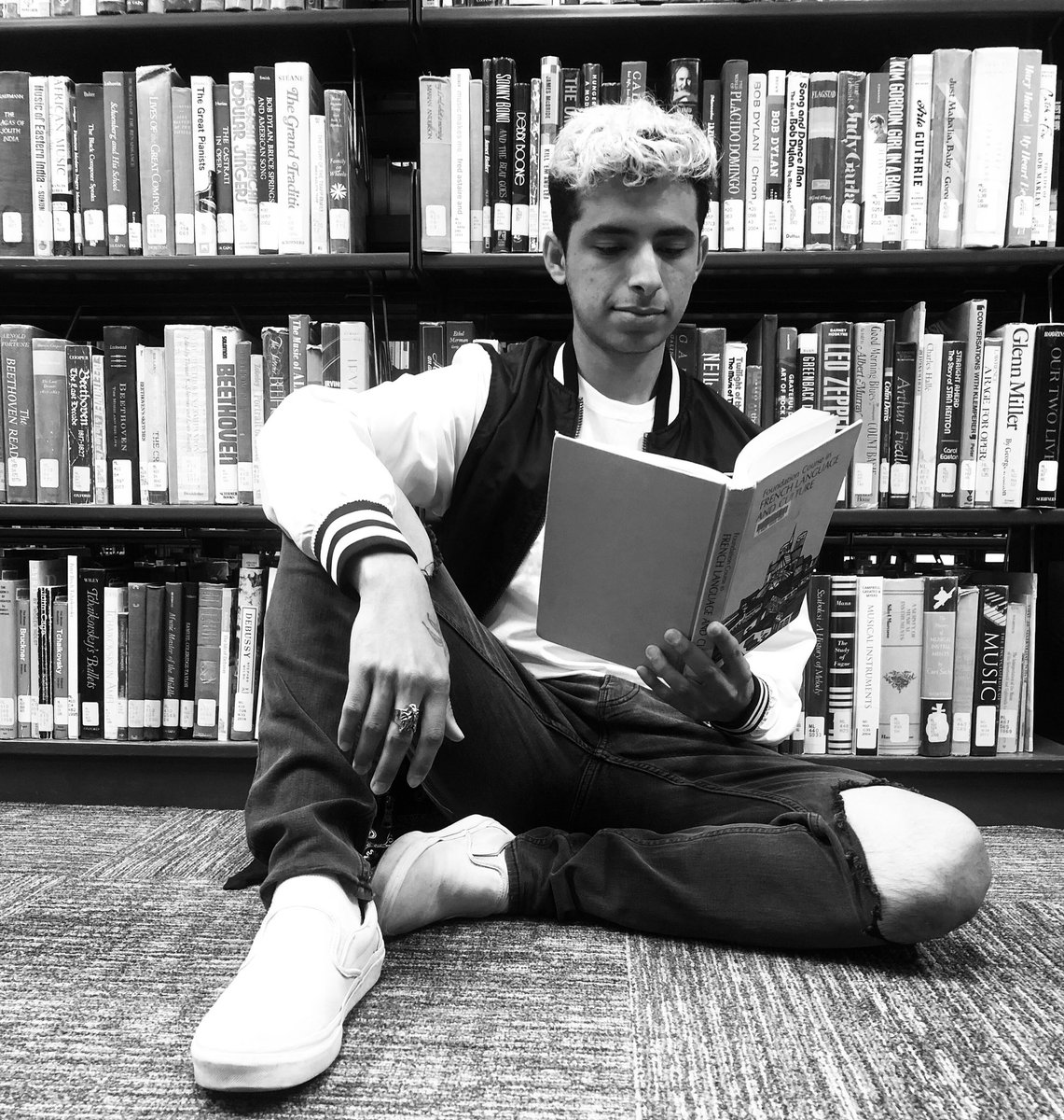 cris65462's tweet photo. “Comment se passe votre journée?” A French phase I learned today at the #SpencersLibrary at @ivcollege Y’all should come check out the new library👨🏻‍🎨 #iamivc #transformstiontuesday https://t.co/jOtJA5lX8R