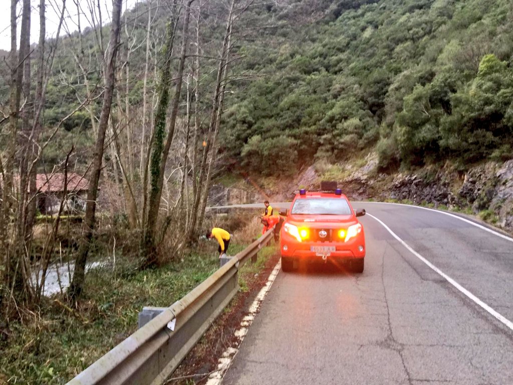 bbffnavarra's tweet photo. @bbffnavarra del parque de #Auritz #Burguete trabajando en una de las muchas intervenciones que ha habido esta tarde debido a las fuertes rachas de viento
Imagen de la carretera 1300 a su paso por la localidad de #Azpirotz
@forestalnavarra
@policiaforal_na
@bomberos_na @gob_na https://t.co/L0mxn9wcHI