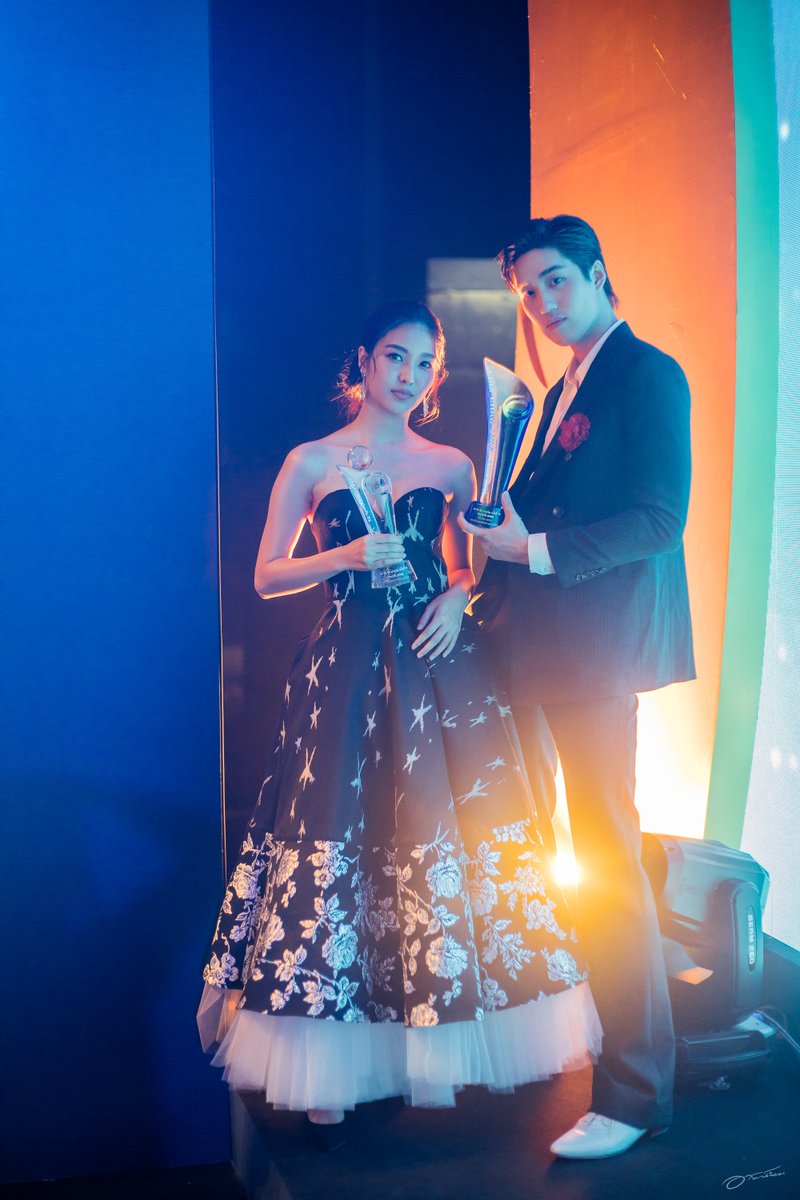 piiazzetta's tweet photo. ยินดีด้วยกะพี่ต่อ กะน้องเฟิร์น ด้วยยยยฮะ แอบไปแชะมานิดนึง #Komchadluekaward16 #thanapob_lee #fernynop #หัวใจศิลา #อารมณ์นิยม https://t.co/5tE0kbRz6B