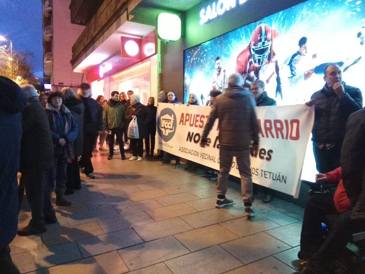 Los vecinos del distrito se están manifestand esta tarde contra la proliferación de casas de apuestas en sus calles.