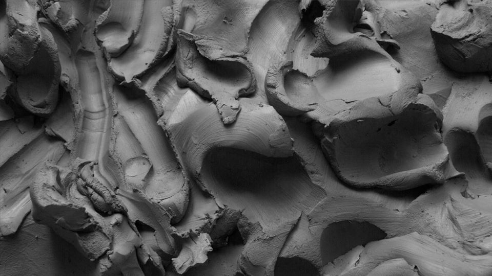 ¡Qué mejor manera de recibir la primavera que sumergiendo las manos en barro y arcilla! 
A partir del 5 de marzo, @thegardinermuseum abre #RAW, una exhibición de cuatro artistas que trabajan con arcilla sin cocer.
#VisitaToronto