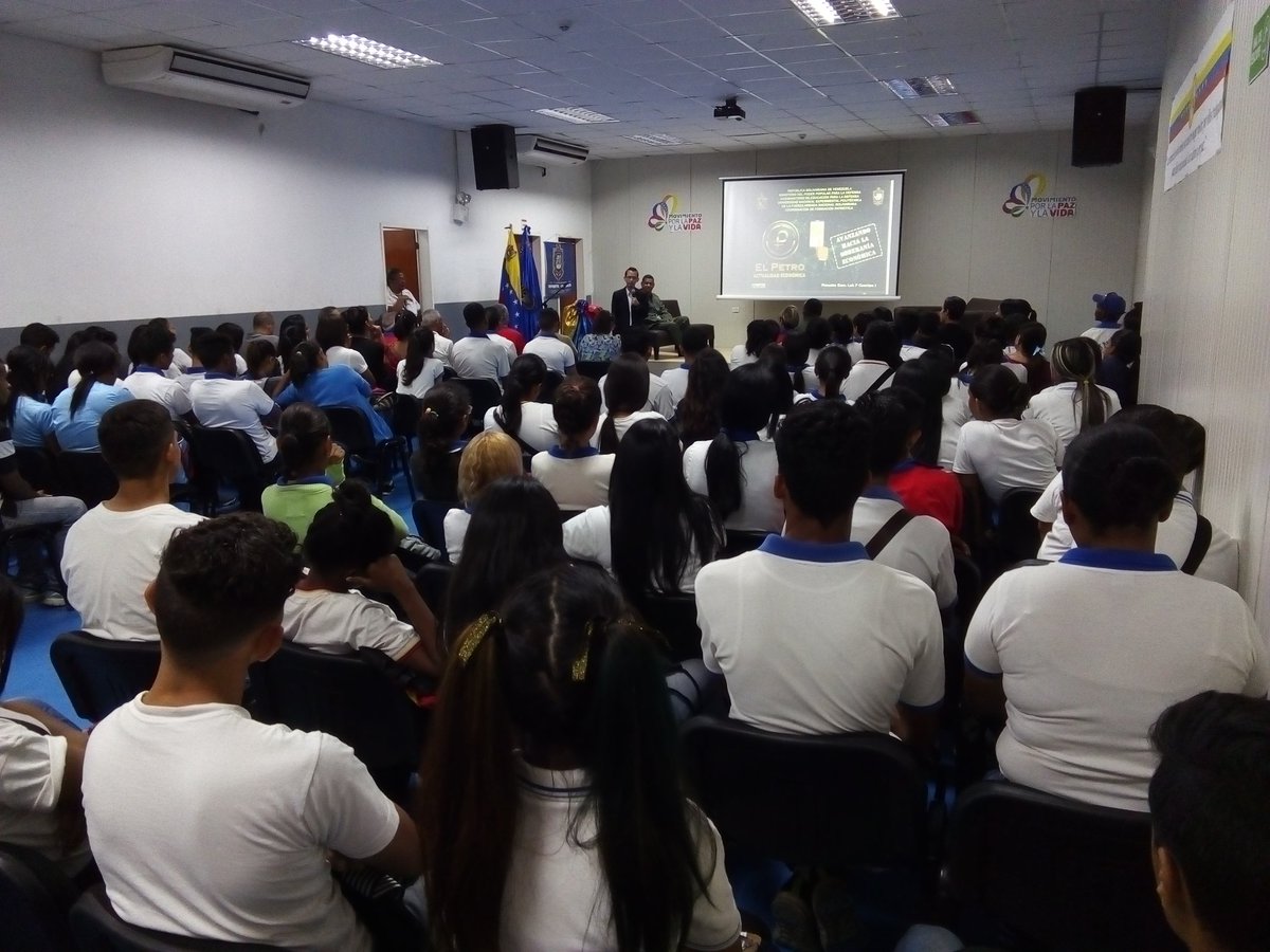 GCPRENSAOCUMARE's tweet photo. #Entérate Desde los espacios del Gimnasio Vertical de las gran bases de paz y vida se realizó con exito la conferencia “Actualidad Económica del Petro” a cargo del economista Luis Fernando Guanipa, coordinador nacional de formación Patriótica para la comunidad Unefista @unefa_ve https://t.co/SqeXNnhLlV