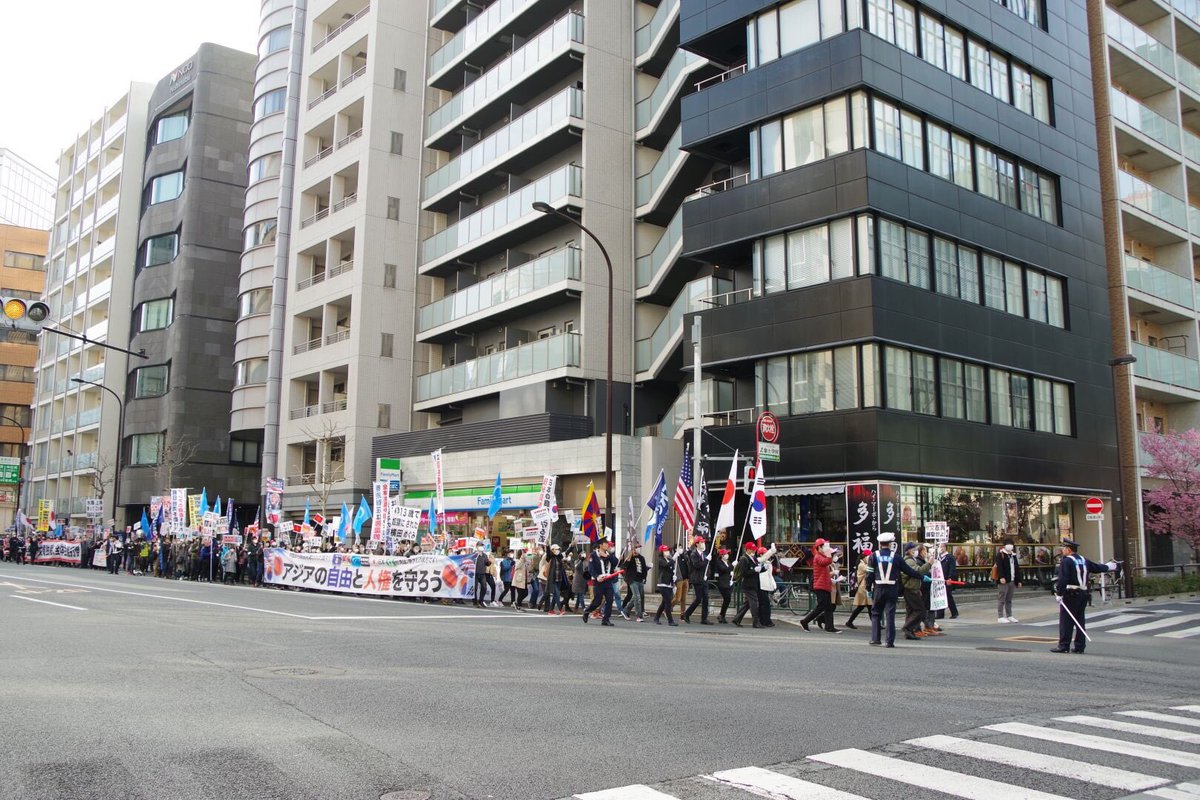 shujamtaro's tweet photo. That was our march on Mar 1 to protest communism and Xi’s visit to Japan as a state guest. 
HKers, Uyghurs, Tibetans, Mongolians &amp; many Japanese joined the march.
Can you see the flags?
We will join the march by 10,000ppl on Mar 8.
Xi’s visit needs to be cancelled not postponed‼️ https://t.co/BiCB4wcXzR