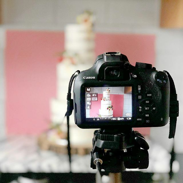 Now, I may not be a professional photographer, but I do take A LOT of care when it comes to photographing my cakes. 🤓
In my latest YouTube tutorial I explain (in great detail) how I set up and take my photos as well as preparing them for Instagram.
H… ift.tt/2woJyDl