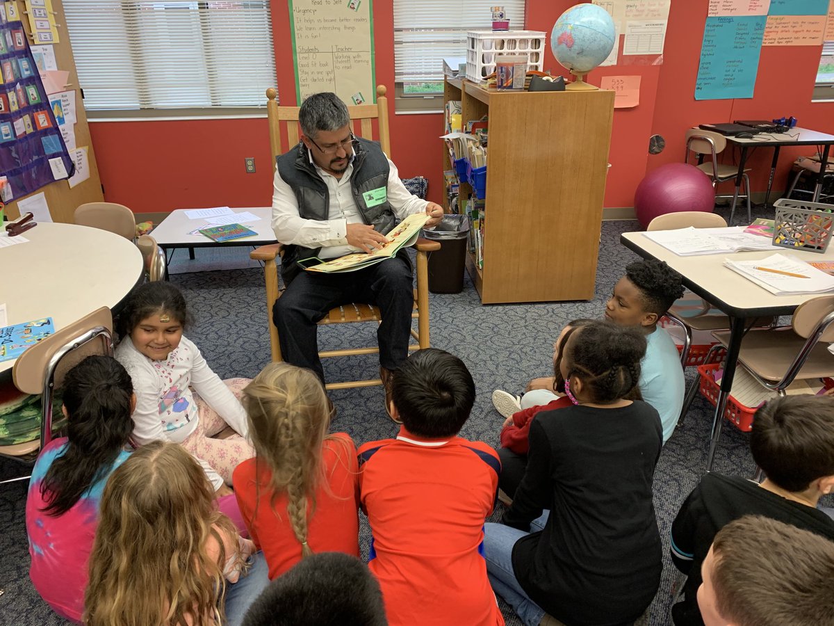 caconnelly11's tweet photo. Celebrating Read Across America with another parent reading to us! ⁦@caconnelly11⁩ ⁦@wilburn_es⁩ https://t.co/NAqHvjMbyl