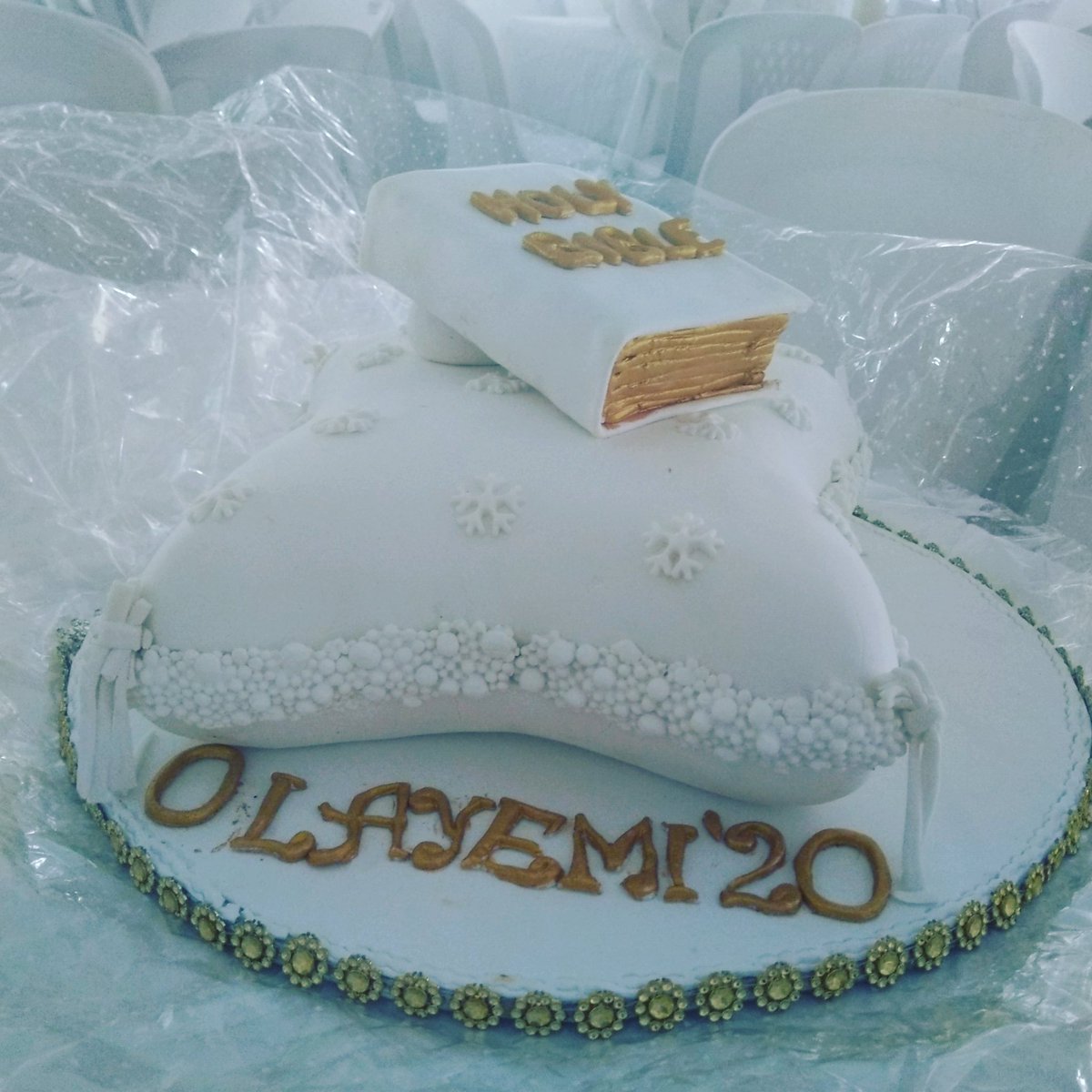 Soft work...na our work o. #engagementcake #pillowcake #tradcake #traditionalweddingcake #naijabaker #naijabakers247 #cakelovasng #cake #cakedecorating #TosintallnCakes #cakesmadewithlove