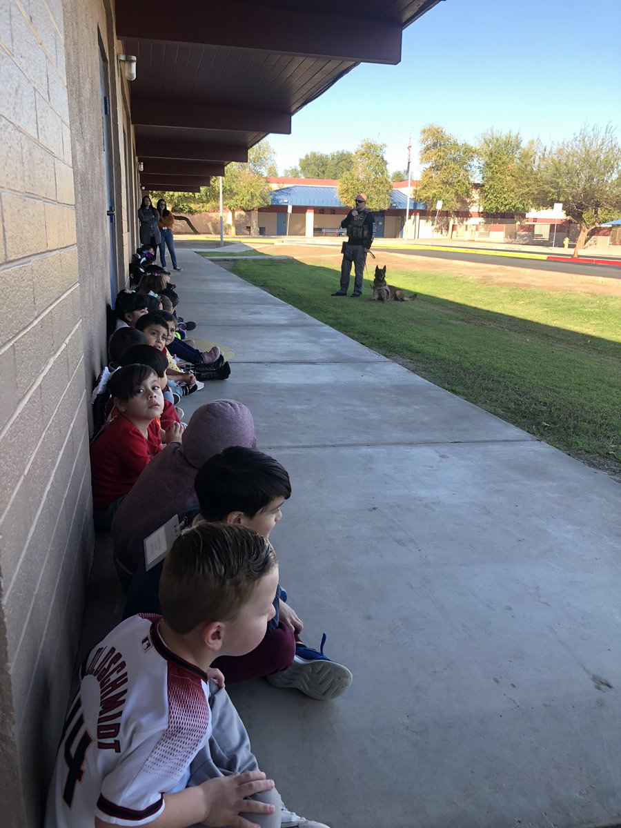 MsEvansFromPrek's tweet photo. Tuesday’s guest for #ReadAcrossAmericaWeek was @YumaSheriff K-9 unit! Thank you for coming in and reading to the students! And thank you for everything you do in Yuma County! 🚨🐕 we appreciate you!! https://t.co/6oWnlKsQte