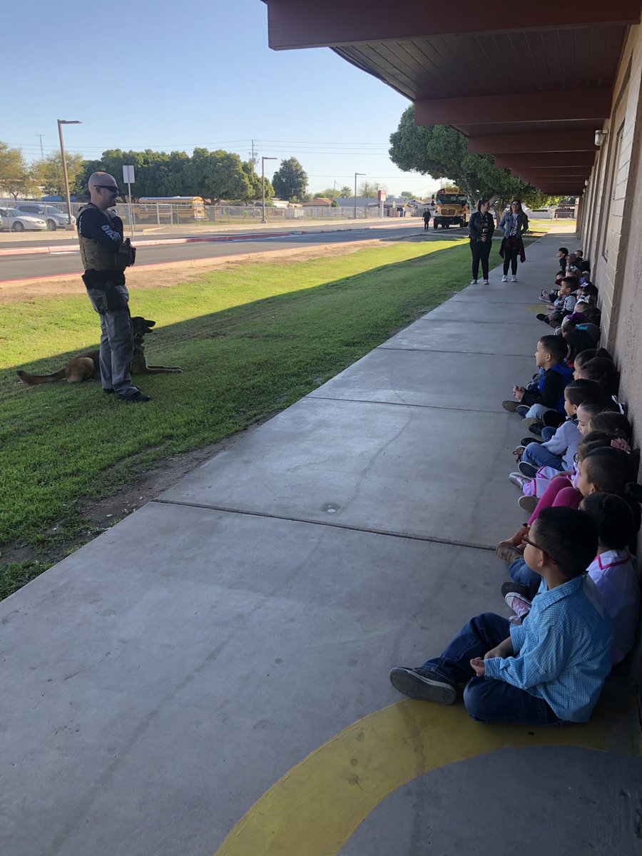 MsEvansFromPrek's tweet photo. Tuesday’s guest for #ReadAcrossAmericaWeek was @YumaSheriff K-9 unit! Thank you for coming in and reading to the students! And thank you for everything you do in Yuma County! 🚨🐕 we appreciate you!! https://t.co/6oWnlKsQte
