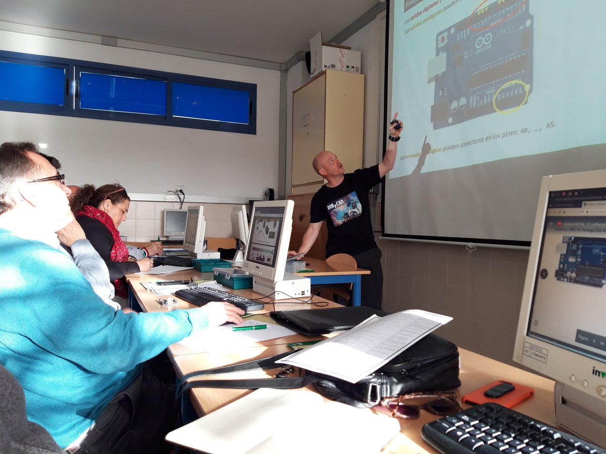 mcyelamo's tweet photo. En curso de #Arduino Inicial y Avanzado, algunos profes se inician en la plataforma mientras otros resuelven retos avanzados #STEM @CEPdeJEREZ @EducaAnd @FormacProfAnd @EducaAndInnova @CadRoby #STEAM #robycad https://t.co/Ihefgj3HHz