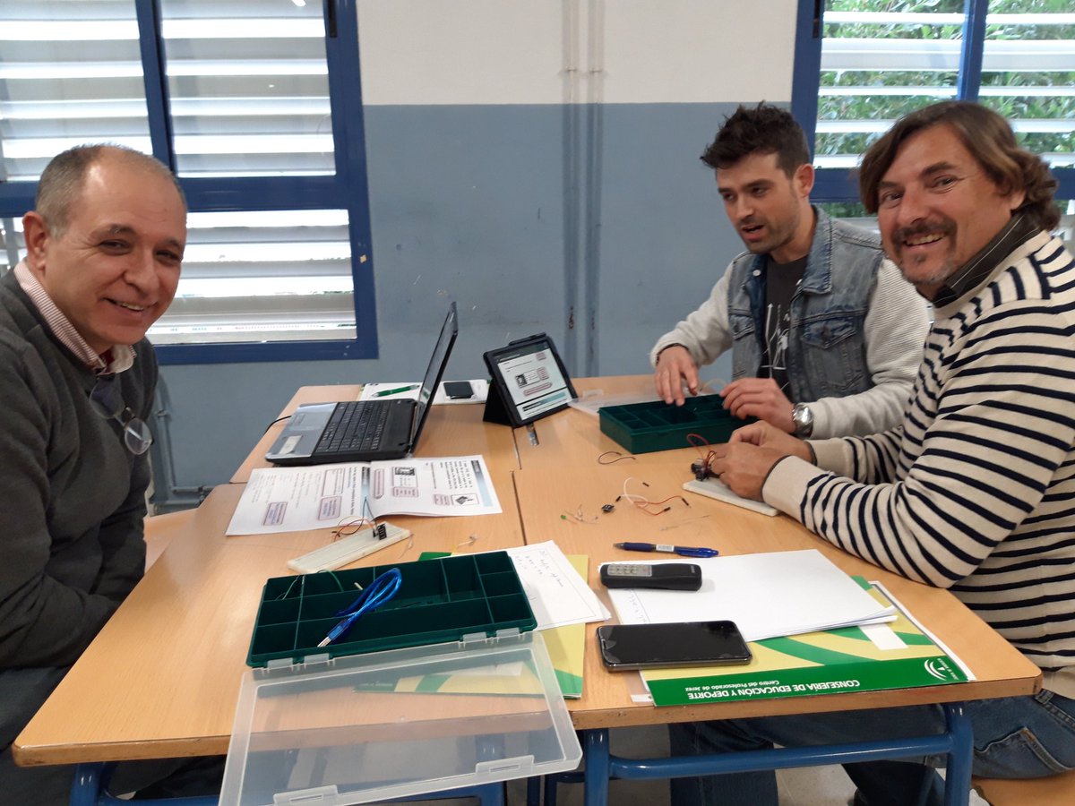mcyelamo's tweet photo. En curso de #Arduino Inicial y Avanzado, algunos profes se inician en la plataforma mientras otros resuelven retos avanzados #STEM @CEPdeJEREZ @EducaAnd @FormacProfAnd @EducaAndInnova @CadRoby #STEAM #robycad https://t.co/Ihefgj3HHz