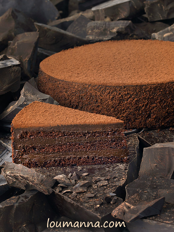 Continuing with a black background theme on this “Tasty Tuesday”... I chose dark chocolate to highlight this decadently delicious double chocolate cake. 😇😃
Now that’s a scrumptious mouthful!!! 😱😍❤️
<a href="/FerraraBakery/">FERRARA BAKERY</a> @rgjtaste <a href="/yelpreno/">Yelp Reno</a> <a href="/ConnieWray/">Connie Wray</a>-Gaudard @DianeVezza <a href="/LouManna/">Lou Manna</a>