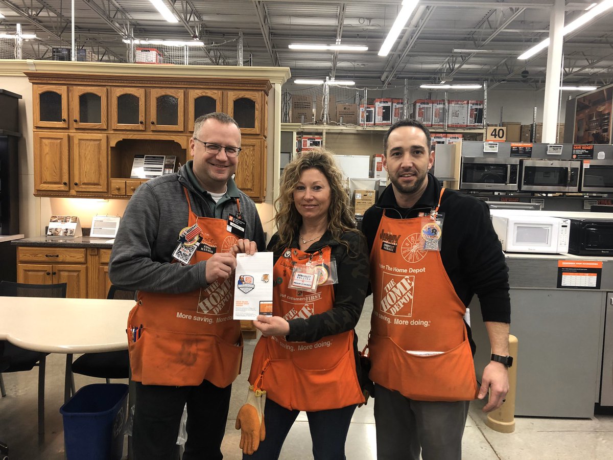 ecommittee6925's tweet photo. Congratulations Laura Hutchinson on your RVP Recognition Award and your Achievement on reaching diamond status 🥳🥳🥳🥳 https://t.co/YzdZv6eJk3