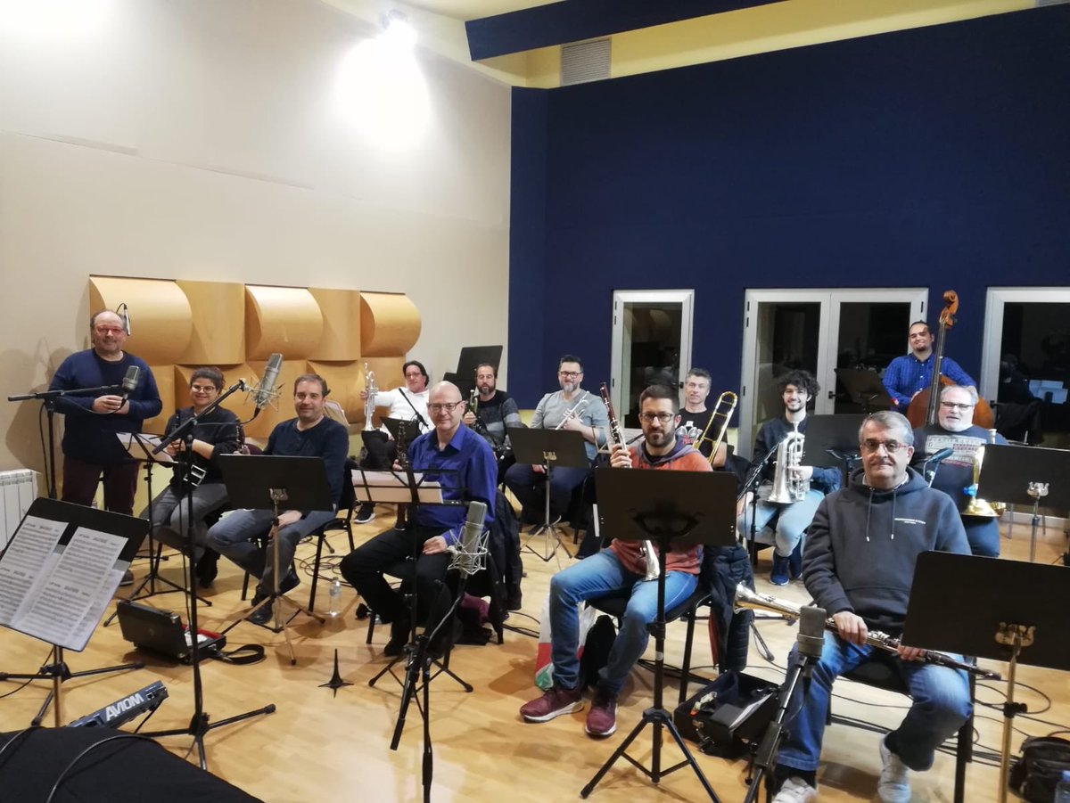 Dia d’enregistrament als <a href="/Estudis441/">Estudis 44.1</a> amb els <a href="/Montgrins/">Montgrins</a> per un nou cd de sardanes per Calella.