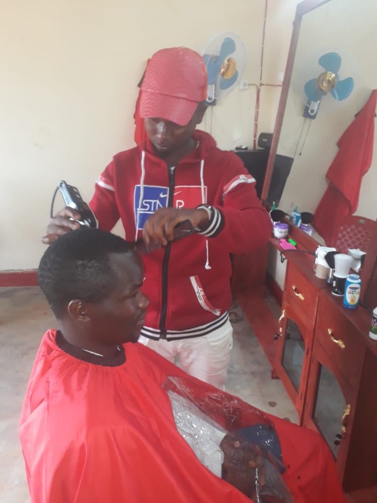 StarSportsCA's tweet photo. #Burundi: "Nyanza-Lac Star Hair Cut Saloon" de @NyanzaLacStarFC a été ouvert le 1er mars 2020.

La @SFABurundi poursuit son programme d'appuyer la Jeunesse par la création d'emploi, la lutte contre le chômage et l'apprentissage des métiers.

Plus d'info 👉 https://t.co/TabFXQyNG1 https://t.co/LK9ZTRvTY1