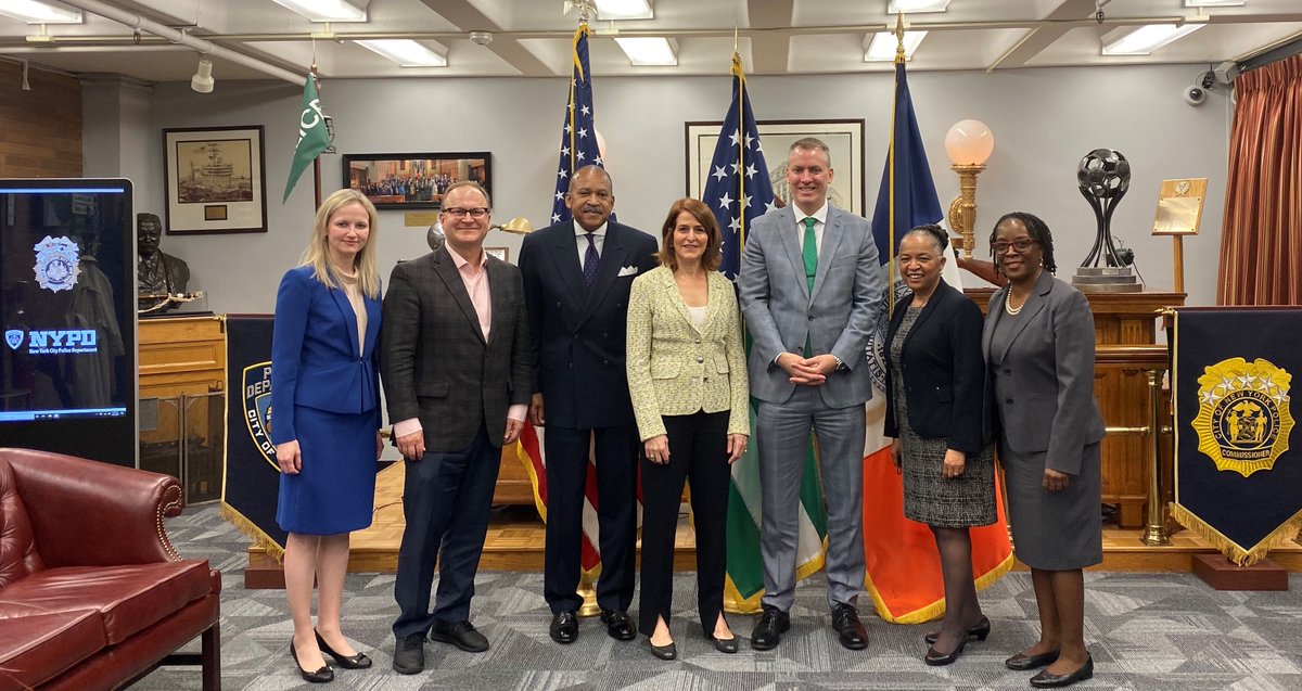 AllStarsProject's tweet photo. Great meeting w/ NYPD Commissioner Shea and ASP leaders on how to advance #policecommunityrelations in NYC. In 2020 we will expand this partnership and continue creating a safer city for our youth and communities. #copsandkids @NYPDShea @ASP_CEO @Chstreet @NYPDFIRSTDEP @NYPDPBMS https://t.co/BrMkZXwfYN