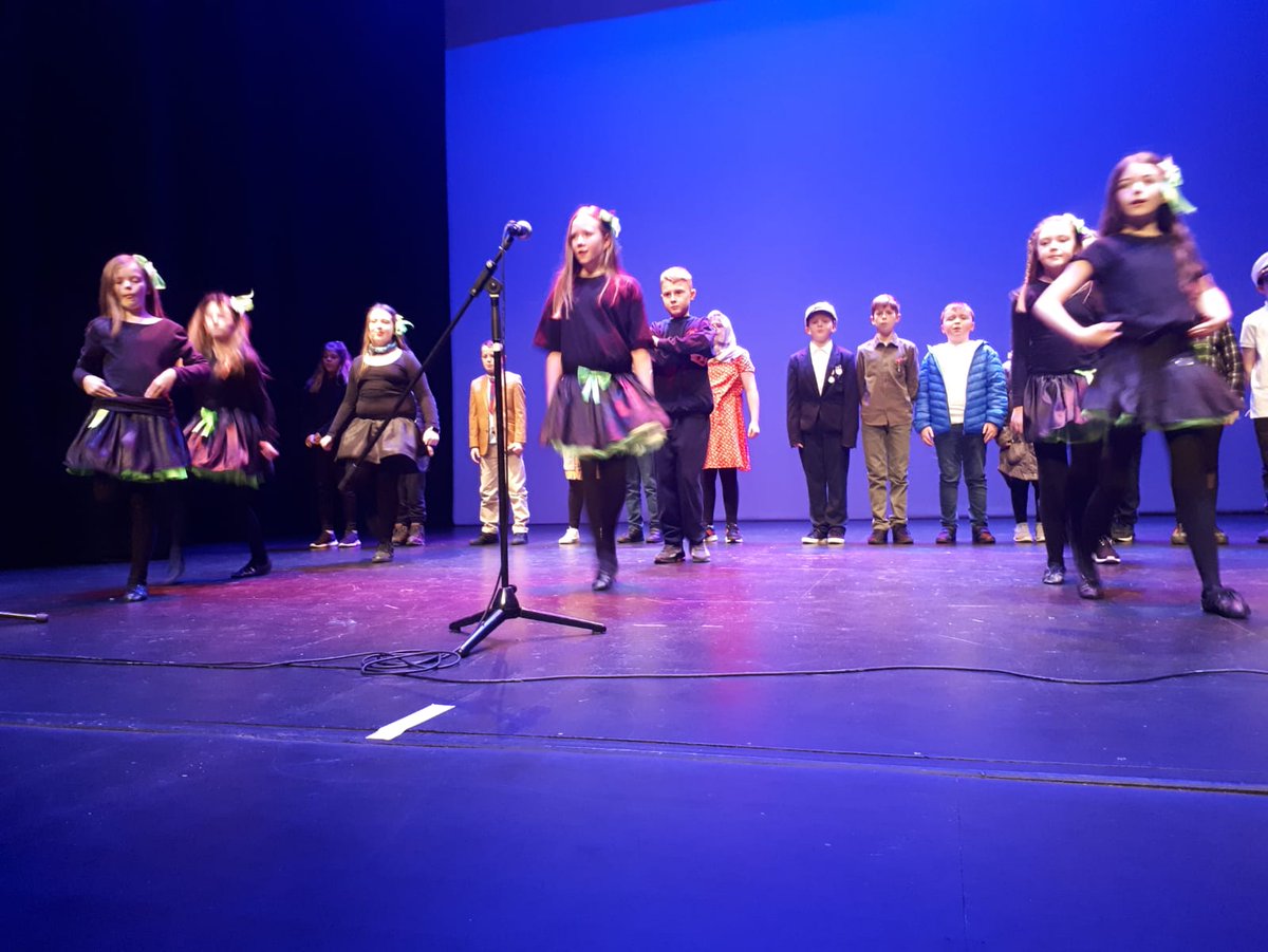 gscoilphortleix's tweet photo. Rang 4 ag glacadh pàirt san fèile Scoildramaiochta inniu le drama fè @visualGBShaw le @glorcheath bheatha Tom Creane. Ardfhear @AindleMacG don obair ar fad. https://t.co/wqQCwv9420