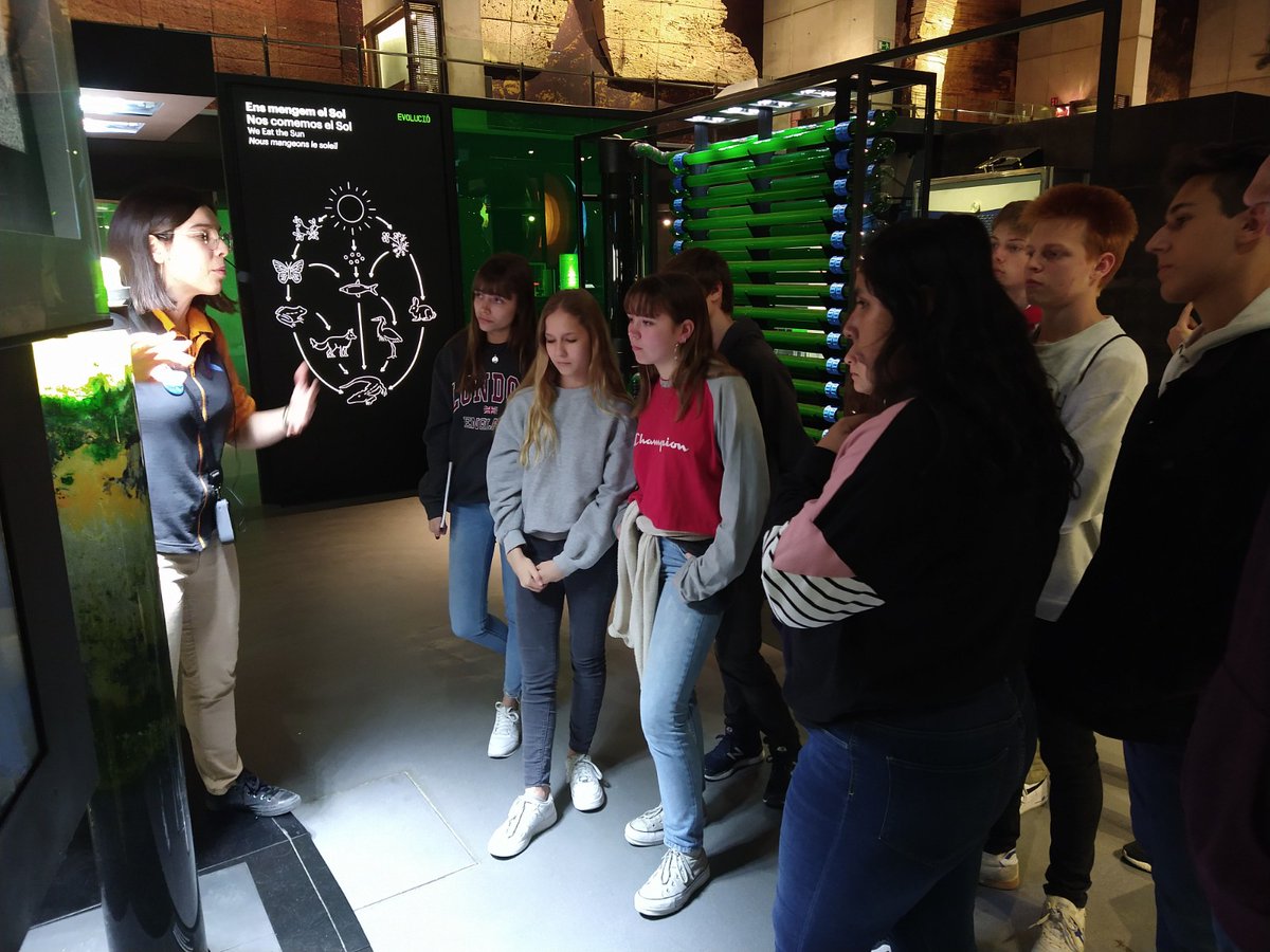 CosmoCaixa_CAT's tweet photo. Els nostres #CosmoExplainers continuen la seva formació! Avui, formant-se sobre alguns dels mòduls del museu https://t.co/JC04GN82kR