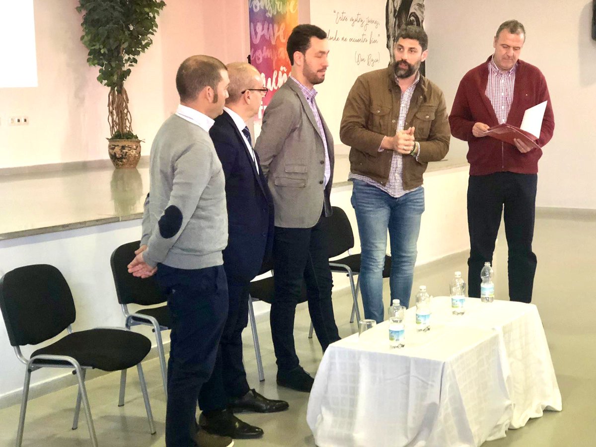 funddonbosco's tweet photo. ¿Qué dirías si te propongo tomarte un café con 3 responsables de grandes empresas?🤔
¿Y si estás buscando trabajo🕵🏼♀... y te van a dar algunas ideas para conseguir una oportunidad...🗣?
#Hoy en @funddonbosco Sevilla #CoffeandTalks con @ESH_Sevilla @grupodraimundo @KFC_ES👏🏾 https://t.co/MttXnjAU57