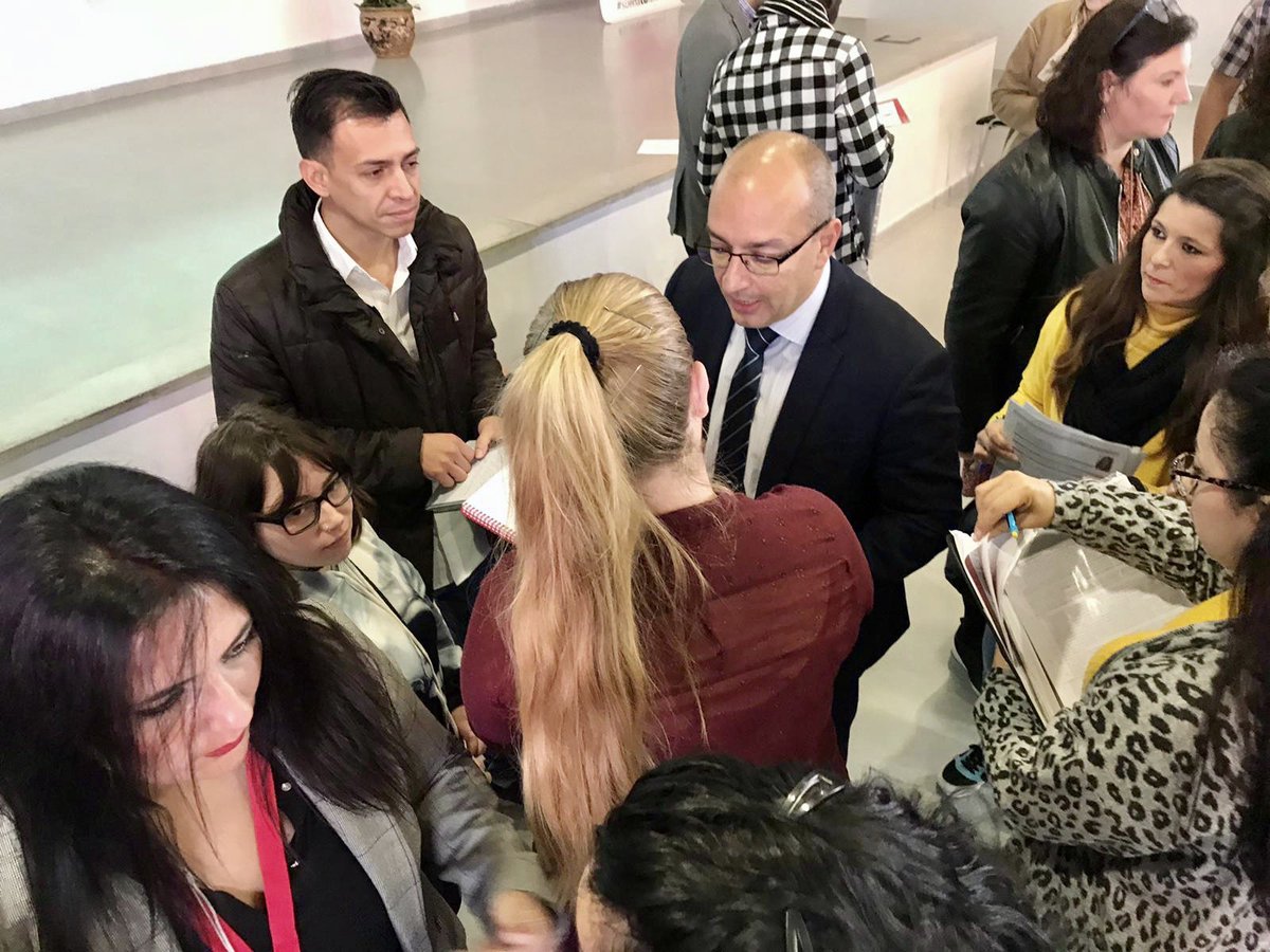 funddonbosco's tweet photo. ¿Qué dirías si te propongo tomarte un café con 3 responsables de grandes empresas?🤔
¿Y si estás buscando trabajo🕵🏼♀... y te van a dar algunas ideas para conseguir una oportunidad...🗣?
#Hoy en @funddonbosco Sevilla #CoffeandTalks con @ESH_Sevilla @grupodraimundo @KFC_ES👏🏾 https://t.co/MttXnjAU57