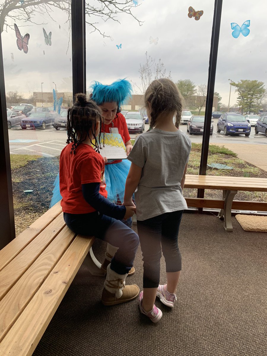 When the story gets so good, you need to hold hands 💙 #ReadAcrossAmericaWeek #DrSeuss  @SocksySimians <a href="/MonarchAACPS/">Monarch Glen Burnie</a> <a href="/AACountySchools/">AACPS</a>