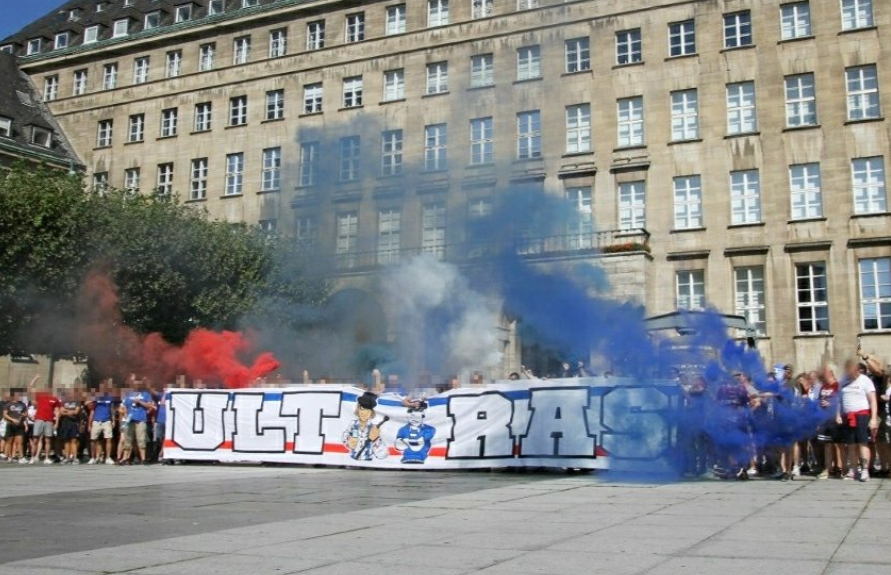 sinnsturm's tweet photo. #S04FCB Reisen sich heute die #Hurensöhne in der #Fankurve zusammen? #Ultras #DFBPokal #Schalke #Bayern #Hopp #HoppGate https://t.co/OxoM9C172T