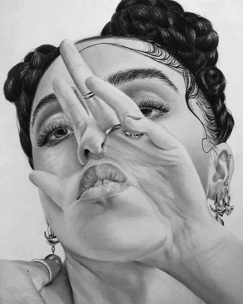 paolaroiha's tweet photo. je sais même pas combien d’heures j’ai passé à faire ça mais le voilà, FKA Twigs (critérium et pierre noire) @FKAtwigs https://t.co/kbAIteaiRs