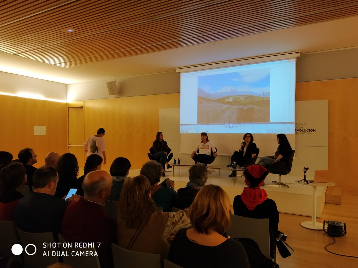 museoevolucion's tweet photo. Llenazo para ver a nuestras #MujeresViajerasenelMEH :) Interesantísimo encuentro para hablar de viajes y de viajeras!! Muchas gracias a tod@s y a @CaminoSalvaj @mimochilamepesa @viajar_sola y @elviajedesofi #Burgos #Mehmola #Castillayleón #Viajes #blogueras #blogsdeviajes https://t.co/aj3Cng4AoE