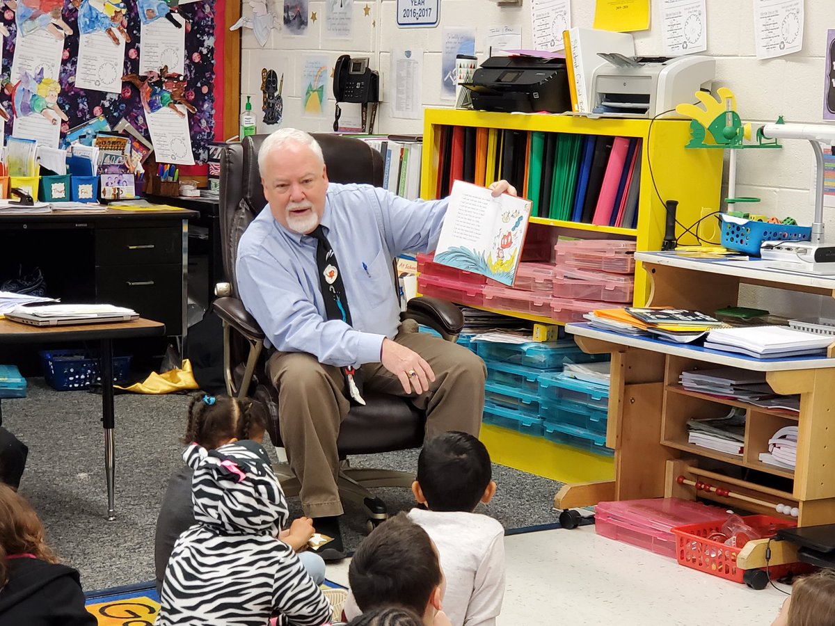 Hedwig482's tweet photo. County commissioner Michael Boose reading Green Eggs and Ham to kindergarten today!!! @GlendaleRocks https://t.co/5Ci3fLvWfr