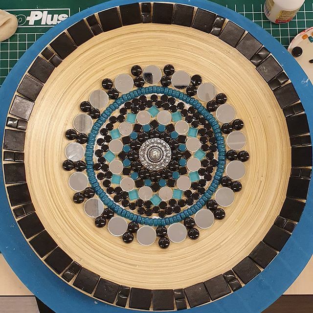 MarieMaakt's tweet photo. Workshop glasmozaiek deel 2!

#mozaïek #glasmozaïek #mozarte #workshop #pvepz #epz #mariemaakt #handwerk #decoratie #diy #maakhetzelf #homedecoration #zeeuws #zuiverzeeuws #zeeuwseknop #ontwerpjeeigenstijl https://t.co/MInm8Sq7Cc https://t.co/B259bDJWRE