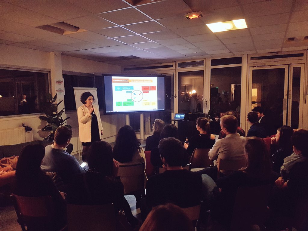 Ce soir à lieu la soirée de mi-année de notre programme de Peer-Mentoring par <a href="/WAO_Global/">We Are One</a> !
Gaëlle Rouhou, mentor et coach, présente aux mentees l'outil du DISC !