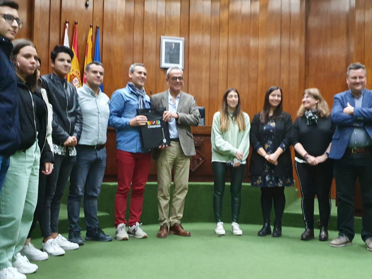 LHEDUCACIO's tweet photo. @jaumegraells amb estudiants participants de diferents països d’Europa en el Projecte #ErasmusPlus #shapeyourmind amb el @EscolaBalaguer de la ciutat al Saló de Plens de @LHAjuntament https://t.co/hNZL0ld0bf