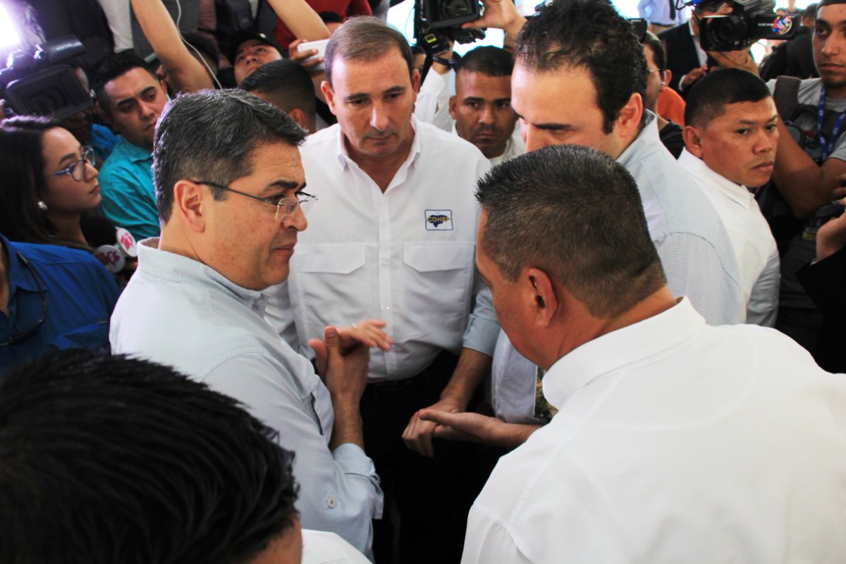 sernaHN's tweet photo. El ministro por Ley de #MiAmbiente, #ElvisRodas, acompañó hoy al presidente #JuanOrlandoHernández y a la primera dama, #AnaGarcíadeHernández, al lanzamiento de la campaña de recolección y reciclaje "Hagámosla Circular", que impulsa la @CerveceriaHond y Coca Cola. https://t.co/KEjswawKQo
