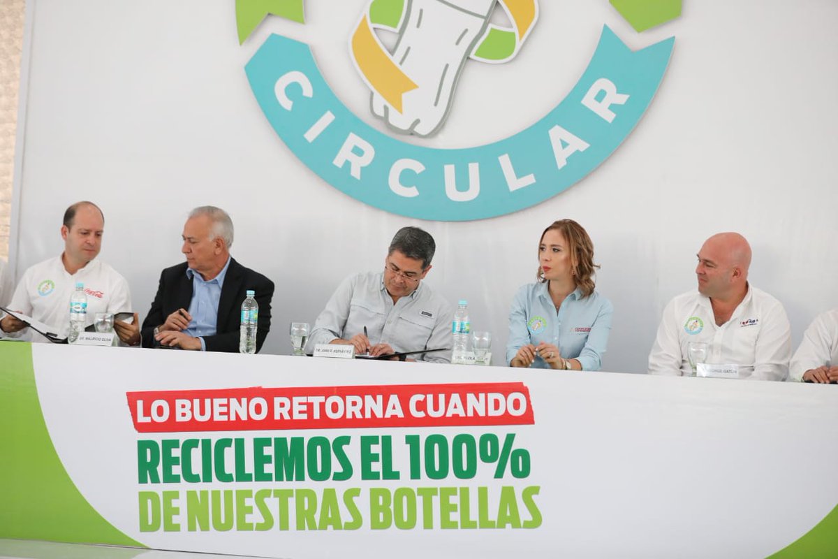 El ministro por Ley de #MiAmbiente, #ElvisRodas, acompañó hoy al presidente #JuanOrlandoHernández y a la primera dama, #AnaGarcíadeHernández, al lanzamiento de la campaña de recolección y reciclaje "Hagámosla Circular", que impulsa la <a href="/CerveceriaHond/">Cervecería Hondureña</a> y Coca Cola.