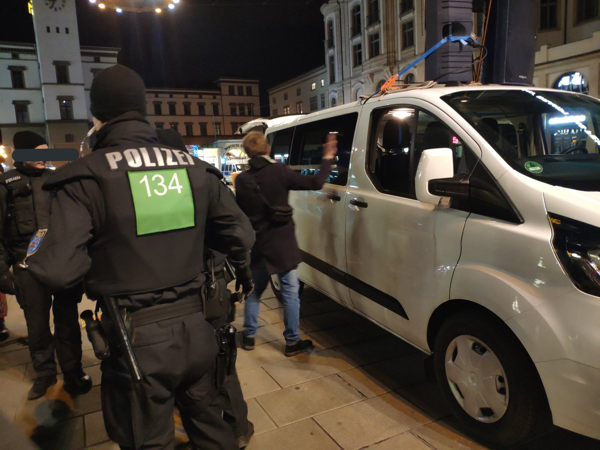 _cent_vin's tweet photo. Polizei hält Lauti noch auf. Angeblich hätte dieser einen Verkehrsunfall verursacht, zu sehen ist nichts. Jetzt werden Fotos von (Zitat Polizei) "keinem Verkehrsunfall" gemacht?? 

#EF0303 https://t.co/OfZ84B0ubS