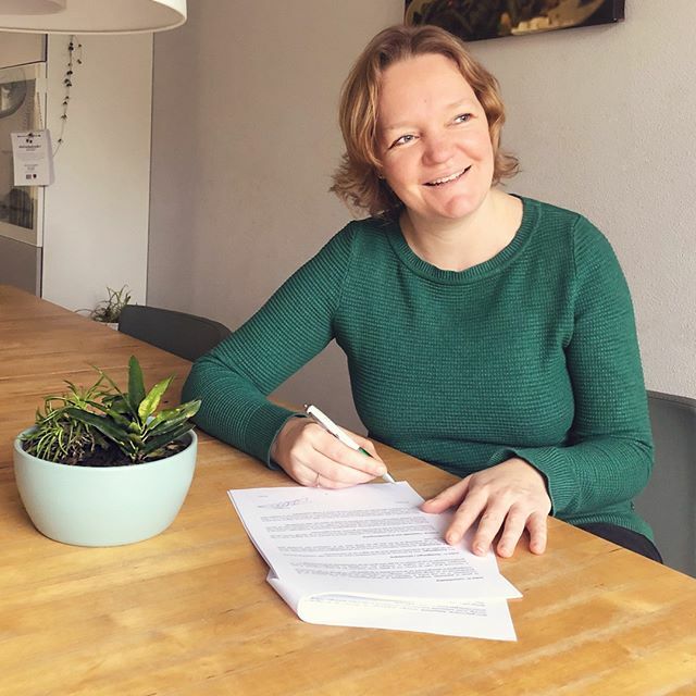 ift.tt/2TG6l5M zit een blije prentenboekenmaker!⁠
⁠
Ik heb een contract ondertekend, er komt écht een nieuw prentenboek aan. Natuurlijk vertel ik je er binnenkort alles over. Wie het gaat illustreren, waar het verhaal over gaat en waarom ik denk dat jij het in de k…