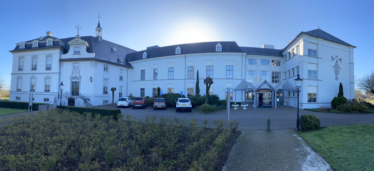 Soms kom je op een zorglocatie en dan denk je, dit moet gedeeld worden. Vanochtend was zo’n moment: tegen de opkomende zon stond dit prachtige woonzorgcentrum. Een heel mooi begin van een dagje Noord-Brabant en Limburg! #zorgvastgoed #taxatie